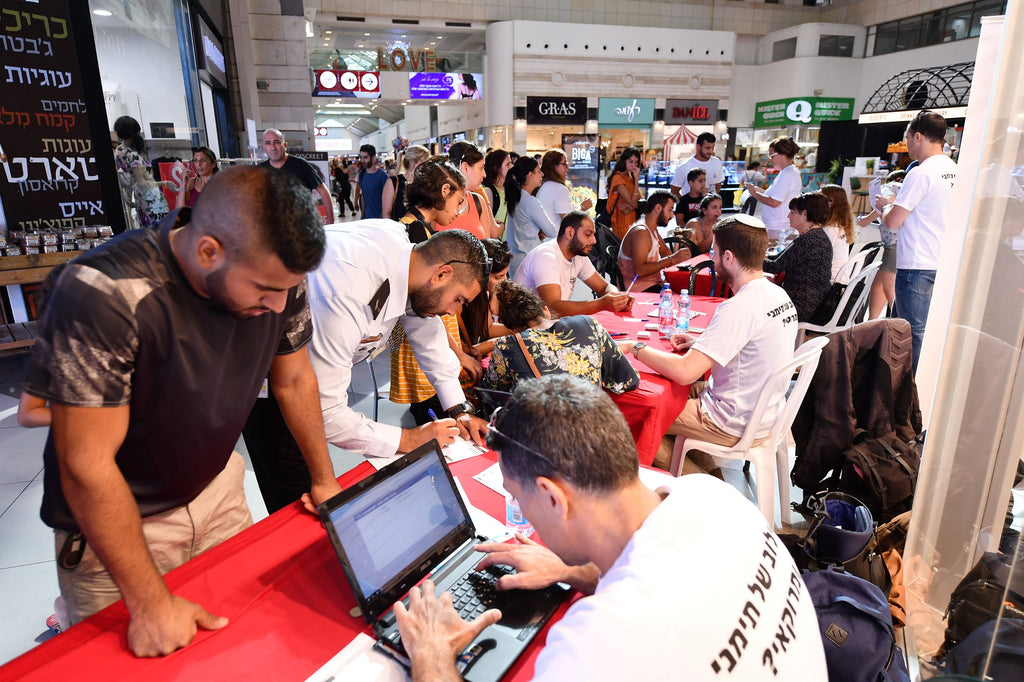 Thousands Turn Up to Pop-Up Bone Marrow Drive to Save Bride with Leukemia